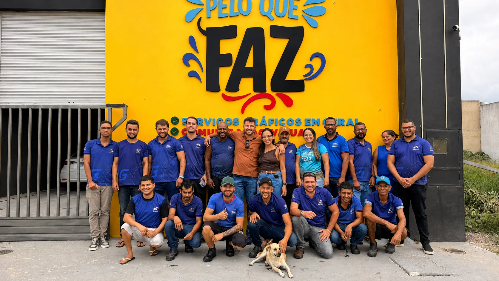 Equipe da LG Gráfica em frente à fachada
