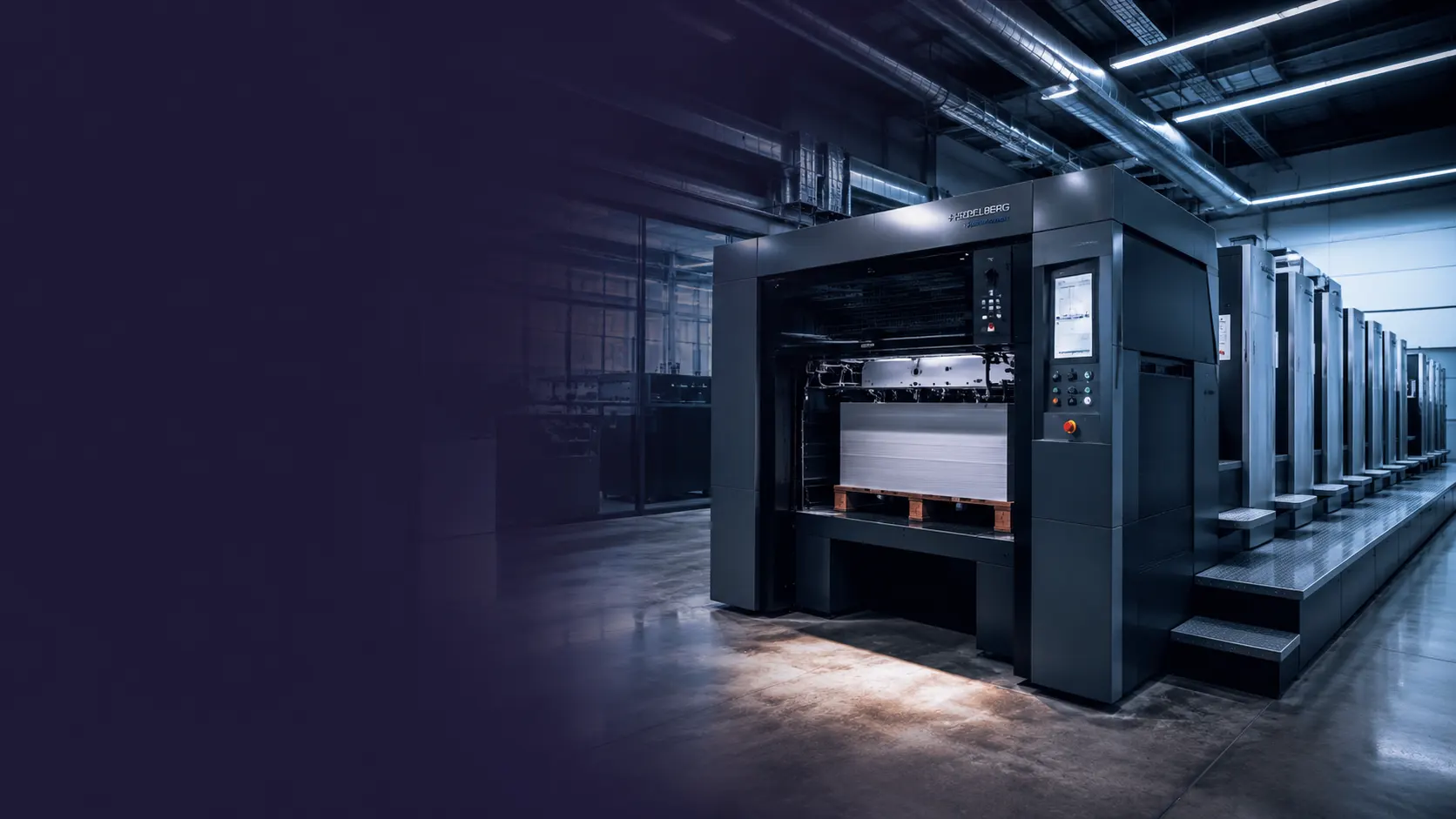 Máquina de impressão industrial em operação na LG Gráfica